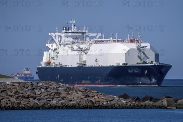 LNG tanker Bushu Maru, sailing under the flag of the Bahamas, transports liquefied natural gas from Freeport in Texas, USA, among others, to Europe, the tanks have a total tank capacity of 180, 000m3, on arrival at the seaport of Rotterdam, Maasvlakte, Rotterdam Netherlands