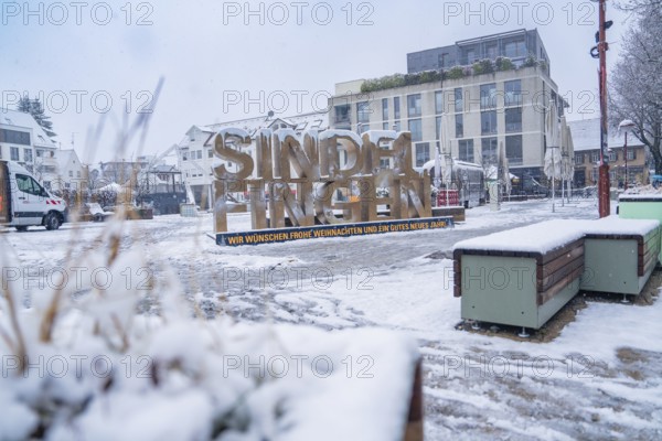 Snow-covered lettering of Sindelfingen, surrounded by an urban landscape, Sindelfingen, Germany