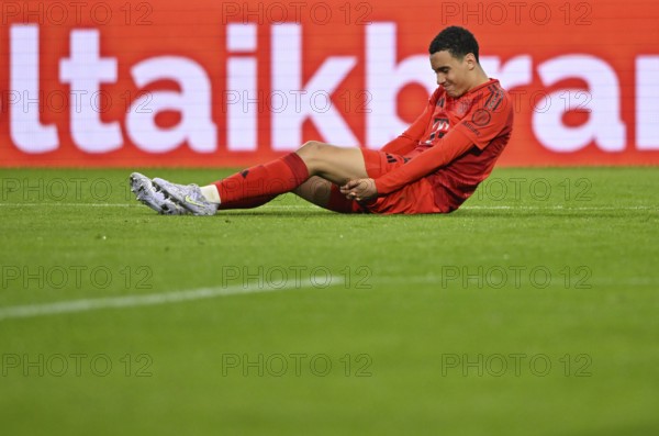 Jamal Musiala FC Bayern Munich FCB (42) injured Injury on the ground WWK Arena, Augsburg, Bavaria, Germany