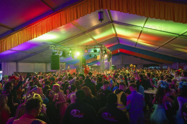 Lively concert with colourful lighting in a fully occupied tent, carnival, Schlagerkuchen Donzdorf, Göppingen district, Germany