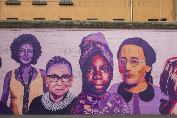 Old town A former prison in Göttingen has been empty for 16 years. The city wants to sell the building in the city centre. Together with artists from musa, pupils from the OHG are currently painting a large mural with portraits of woman on the wall of the former prison. In doing so, they are taking their inspiration from feminist murals in Madrid and adding their own suggestions, Stadtbild Göttingen, Göttingen, Lower Saxony, Germany