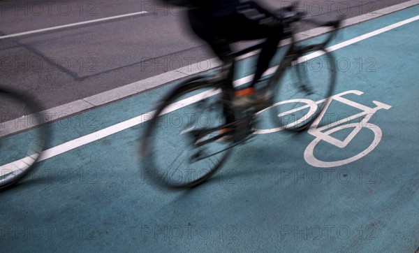 Bicycle, cyclist, rides on cycle path, pictogram, logo, labelling, next to road, movement effect, speed, Stuttgart, Baden-Württemberg, Germany