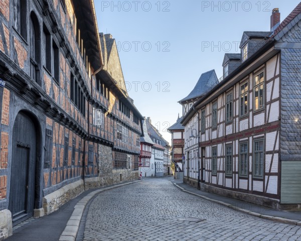 Alley with half-timbered houses and cobblestones in the historic old town, on the left the Siemens house, Goslar, Harz, Lower Saxony, Germany