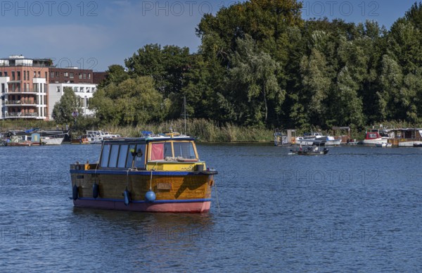 Houseboats and homeless shelters on the water in Rummelsburger Bucht, Berlin-Lichtenberg, Berlin, Germany