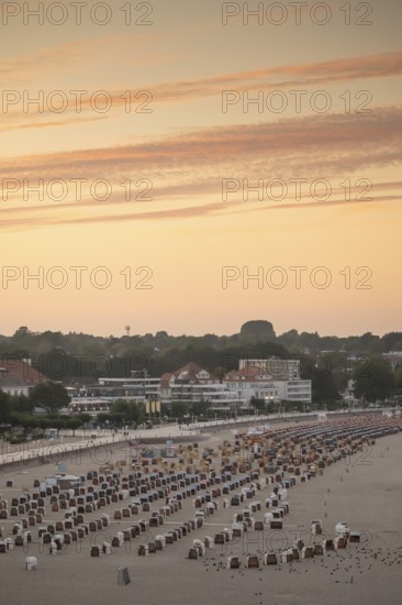 Beach with beach chairs, beach promenade, evening mood, Baltic Sea spa Travemünde, Bay of Lübeck, Lübeck, Schleswig-Holstein, Germany