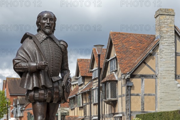 Statue and birthplace of William Shakespeare, Stratford-upon-Avon, Warwickshire, England, Great Britain