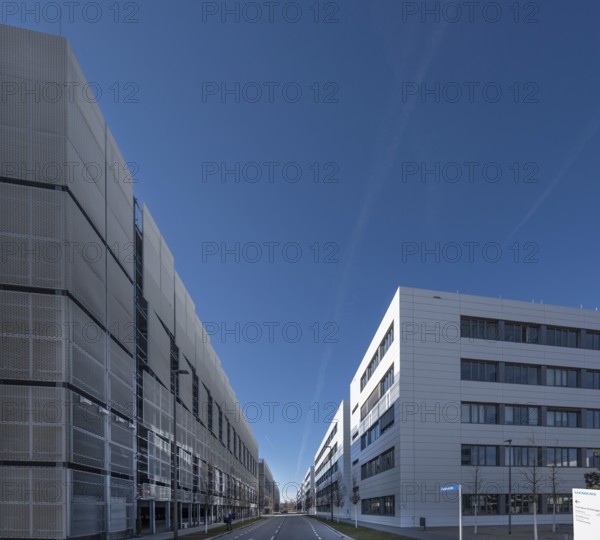 Modern office and multi-storey car park Siemens Campus, Halskestr., Erlangen, Middle Franconia, Bavaria, Germany
