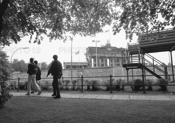 20.11.1988, West Berlin, Straße des 17. Juni, walk along the Wall, behind it the Brandenburg Tor, West Berlin, Berlin-Tiergarten, Germany