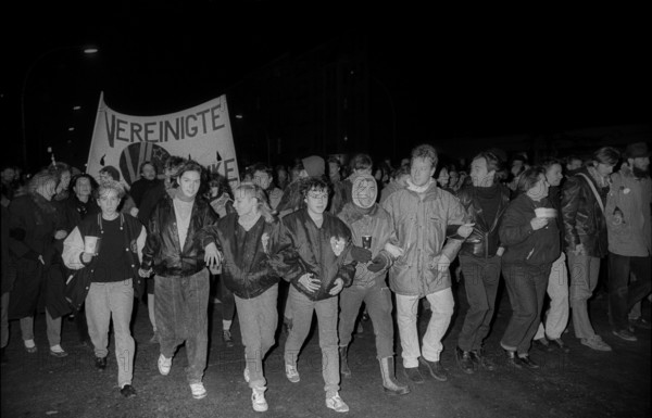 Germany, Berlin, 25 November 1990, human chain around Mainzer Straße, in protest against the eviction of the squats in Mainzer Straße, human chain