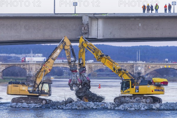 After the partial collapse of the Carola Bridge, demolition work continues on a dam built directly in the Elbe. Dresden, Saxony, Germany