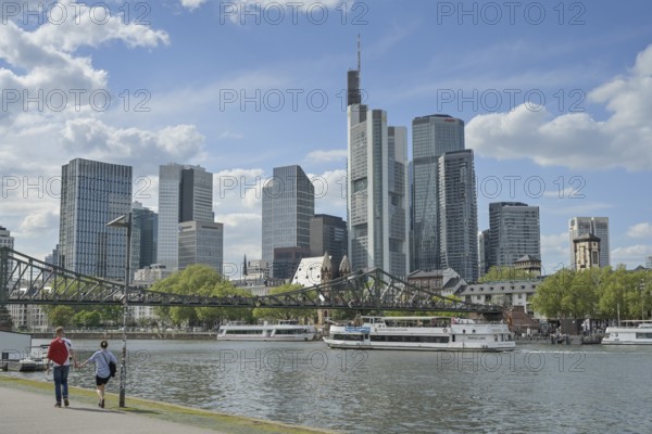 Main, Mainkai with Mainuferpark, skyline, skyscrapers, banking district, city centre, Eiserner Steg, Frankfurt am Main, Hesse, Germany