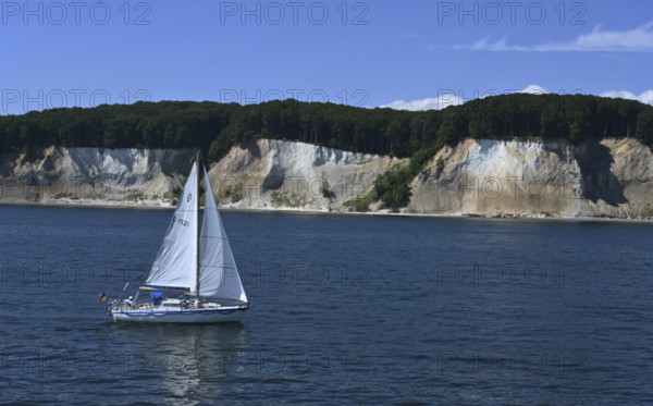 DEU, Germany, Sellin (Rügen) : The Workers' Welfare Organisation (AWO) has designed a senior citizens' trip to Rügen as a special experience for its guests. An excursion to the famous chalk cliffs is standard for every group. (Here is a boat trip)