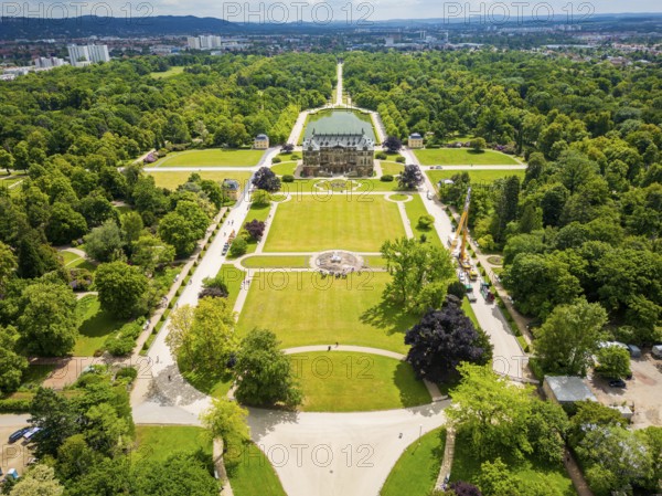 As part of the SIB's sculpture programme in the Great Garden, the copy of Time robs beauty was erected on 27.5.25. The work of sculptor Andreas Klein began in 2019 in Potsdam, where the baroque sculpture group was made from a block of Italian marble. The original was created in 1689 by the Italian sculptor Pietro Balestra, Dresden, Saxony, Germany