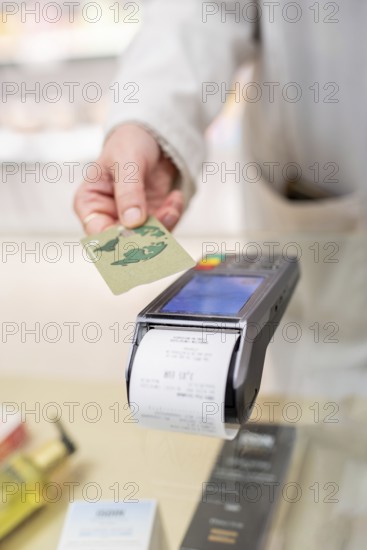 Action of a hand bringing a credit card close to a dataphone for collection