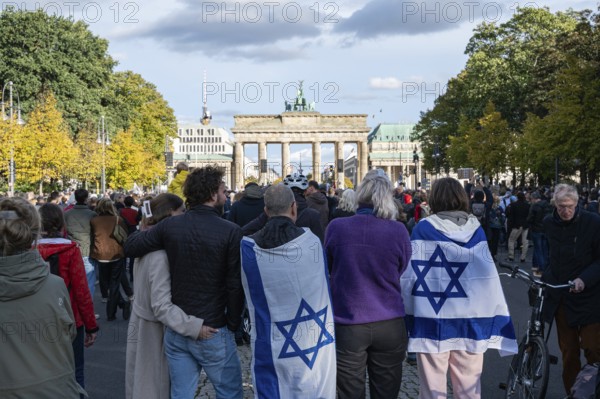 22.10.2023, Berlin, Germany, Europe, Several thousand participants express their solidarity and sympathy and take part in a pro-Israeli solidarity rally under the motto