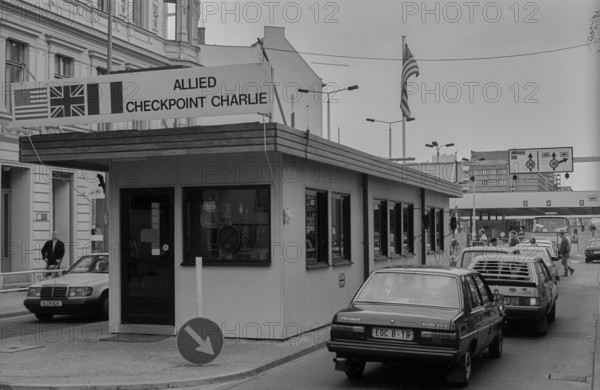 GDR, Berlin, 21 June 1990, Allied border house at Check Point Charlie (Friedrichstrasse)