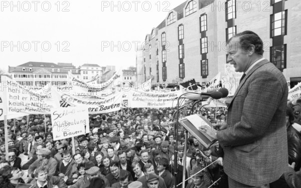 25, 000 farmers protest on the Bonn market square, 27.03.1981.Constantin Frh. von Heereman, Germany