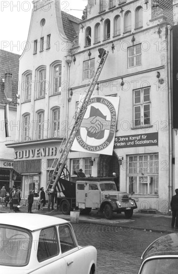 13.04.1971, Rostock, Rostock district, hanging a poster in the shape of the SED party badge, preparation for the demonstration on Rostock's Ernst-Thälmann-Platz to mark the 25th anniversary of the founding of the SED in the then Soviet occupation zone on 22.04.21946 Rostock, GDR GDR