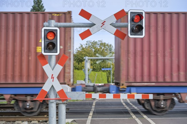 Goods train, gated level crossing, Beese, Altmarkkreis Salzwedel, Saxony-Anhalt, Germany