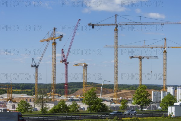The Taiwanese chip manufacturer TSMC is building a new ESMC chip factory in Dresden together with Bosch, Infineon and NXP. The site is next to Bosch's new location in the north of Dresden. The chip manufacturer's CEO is also expected to attend the ground-breaking ceremony in Dresden on 20 August. The plant is scheduled to open in 2027, Dresden, Saxony, Germany