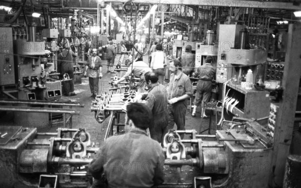 Production of engines, axles and other car manufacturing parts at the Opel plant in Bochum, Germany, 08.07.1975