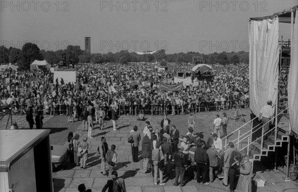 GDR, Berlin, 30.04.1990, 1 May 1990, rally at the Reichstag, Platz der Republik, Festwiese, stage