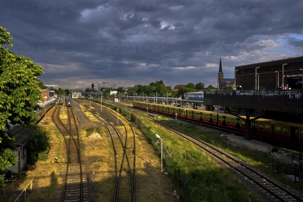 Germany, Berlin, 26.05.2025, Warschauer Straße S-Bahn station, view over the Modersohn Bridge to Ostkreuz station, railway tracks, S-Bahn