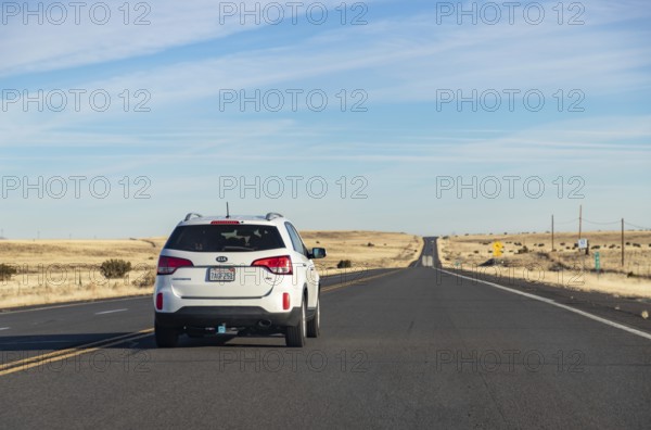 A picture of a white KIA Sorento GDI driving in Arizona
