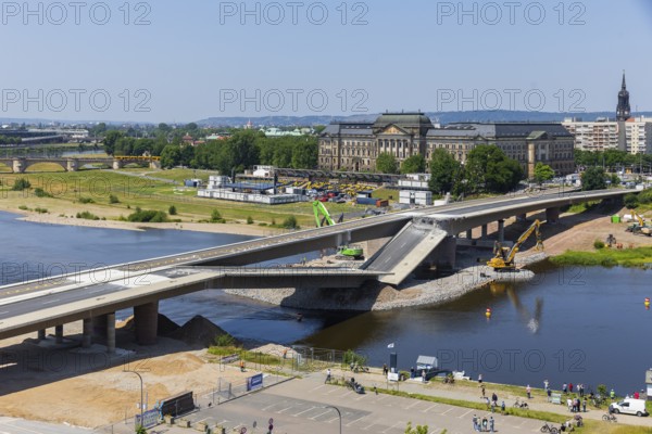 Demolition work continues after the partial collapse of the Carola Bridge. Another carriageway was deliberately brought down, Dresden, Saxony, Germany