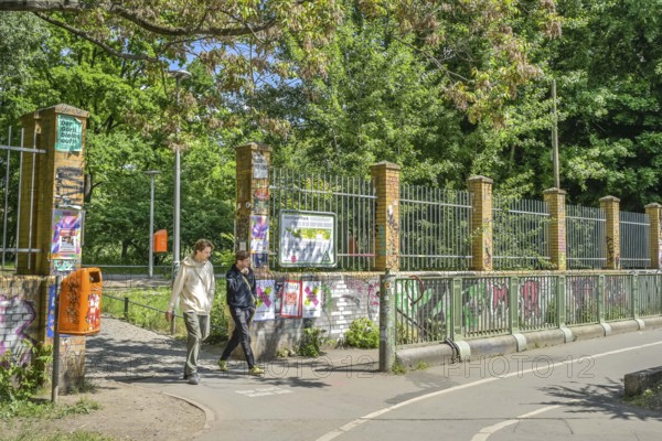 Fence, Entrance Wiener Straße, Görlitzer Park, Kreuzberg, Friedrichshain-Kreuzberg, Berlin, Germany