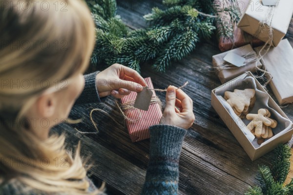 Eine unerkennbare Frau packt Weihnachtsgeschenke ein