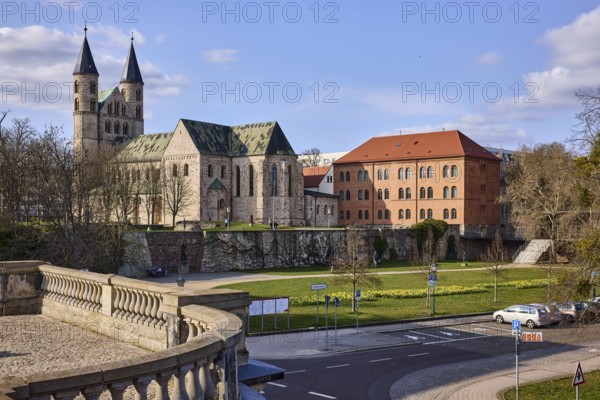 Kloster Unser Lieben Frauen, church, city wall, sandstone wall, garden, lawn, flower bed, bare wintry trees, blue sky, fair weather clouds, crossing Gouvernementsberg with Fürstenwallstraße, Magdeburg, state capital, independent city, Saxony-Anhalt, Germany