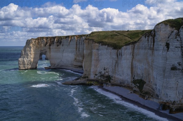 Rock arch Falaise or Porte La Manneporte, behind it Falaise or Porte d'Aval, on the right waterfall Pisseuses de Valaine, Étretat, sea, steep coast, cliffs, chalk cliffs, alabaster coast, La Côte d'Albâtre, Normandy, Seine-Maritime, France