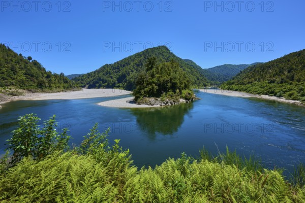 River bend with green mountains and lush vegetation under a blue sky, Kilkenny Lookout, Buller River, Lower Buller Gorge, South Island, New Zealand