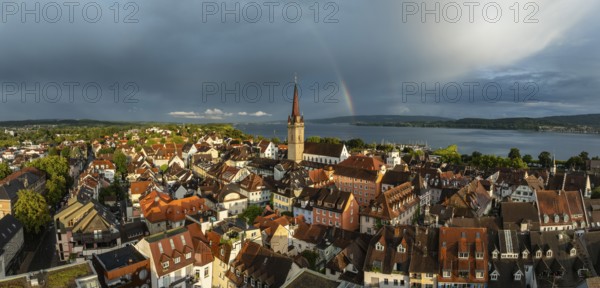 Luftbild, Panorama von der Stadt Radolfzell am Bodensee mit der historischen Altstadt und dem Radolfzeller Münster nach einem Gewitterschauer von der Abendsonne angestrahlt, am Horizont ein Regenbogen, Landkreis Konstanz, Baden-Württemberg, Deutschland