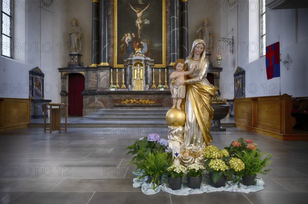 Innenaufnahme, Statue Maria und Jesus, Chorraum, Altar der 2025 renovierten Pfarrkirche St. Stephan, Kirche St. Stefan, Sempach, Kanton Luzern, Schweiz