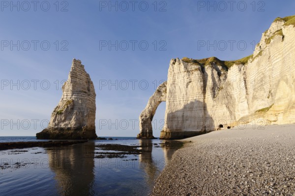 Cliffs with the Falaise d'Aval rock gate and the Aiguille d'Etretat rock needle, Etretat, Alabaster Coast, Seine-Maritime, Normandy, France