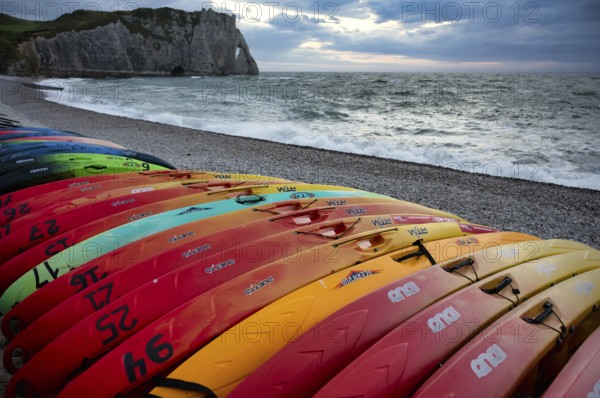 Kayaks, boats, colourful, lying on the beach, pebble beach, rock arch Falaise or Porte d'Aval, Étretat, sea, steep coast, cliffs, chalk cliffs, alabaster coast, La Côte d'Albâtre, Normandy, Seine-Maritime, France