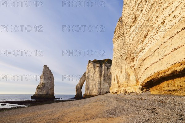 Cliffs with the Falaise d'Aval rock gate and the Aiguille d'Etretat rock needle, Etretat, Alabaster Coast, Seine-Maritime, Normandy, France