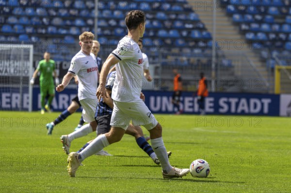 Football 3rd division, 2025/26 season, matchday 1: Waldhof Mannheim v SC Verl***On the ball: Martin Ens (5, Verl)
