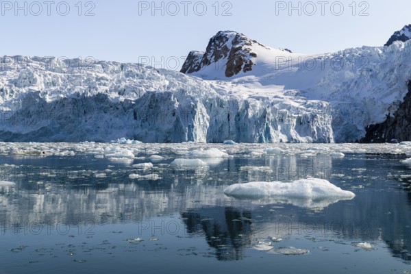 Glacier tongue, ice in front of a break-off edge, mountain peak, sea, Fugelfjorden, Spitsbergen, Svalbard