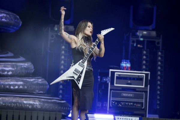 Kiki Wong, guitarist of The Smashing Pumpkins live on The Aghori Tour at the Berlin Zitadelle Spandau on 06.08.2025