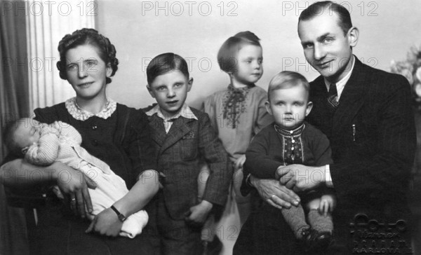 Family 4 children, 1930s, family portrait with six members, parents and children, black and white and timeless, historical photo