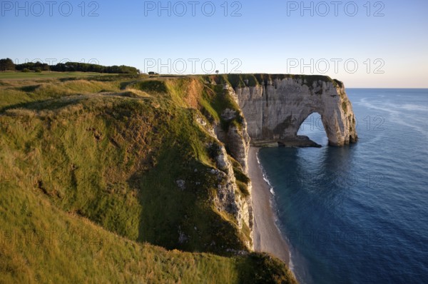 Rock arch Falaise or Porte La Manneporte, Jambourg beach, Étretat, sea, steep coast, cliffs, chalk cliffs, alabaster coast, La Côte d'Albâtre, evening mood, Normandy, Seine-Maritime, France