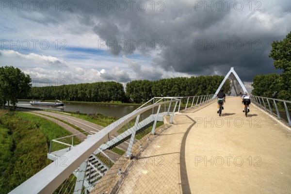 The Liniebrug, bicycle and pedestrian bridge over the Amsterdam-Rhine Canal near the village of Nigtechtew, spans the shipping canal at around 104 metres, the ramps on both sides of the canal are a good 500 metres long, gentle ascent for cyclists, connects various cycle paths south of Amsterdam, Netherlands