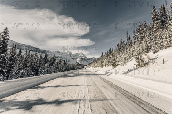 Winter road trip on the Icefields Parkway with lots of snow and ice, Banff National Park, Jasper National Park, Alberta, Canada