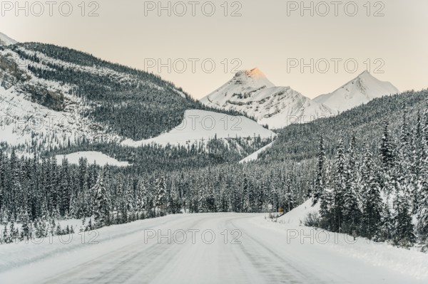 Winter road trip on the Icefields Parkway with lots of snow and ice, Banff National Park, Jasper National Park, Alberta, Canada
