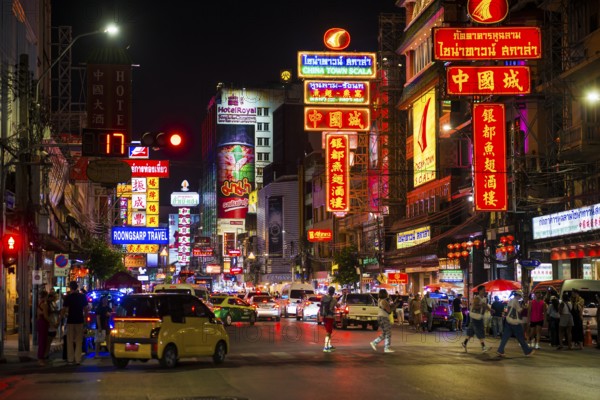 Shopping street with neon signs and street restaurants, nightlife, Yaowarat Road, Chinatown, Bangkok, Thailand