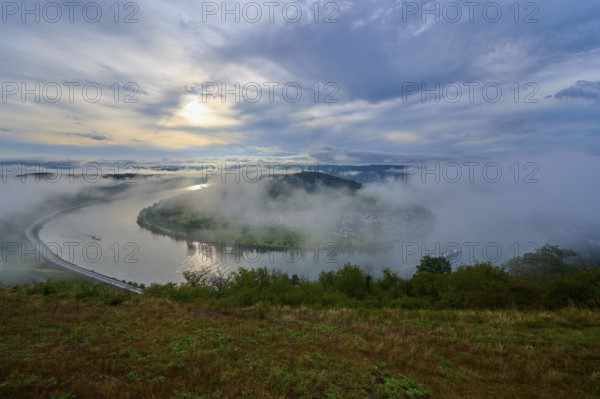 River landscape with wafts of mist and rolling hills in the background. Calm atmosphere, summer, Rhine bend Boppard, Gedeonseck, Boppard, Rhine, Rhine-Hunsrück district, Rhineland-Palatinate, Germany