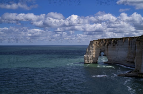 Rock arch Falaise or Porte La Manneporte, behind it Falaise or Porte d'Aval, Étretat, sea, cliffs, cliffs, chalk cliffs, alabaster coast, La Côte d'Albâtre, Normandy, Seine-Maritime, France